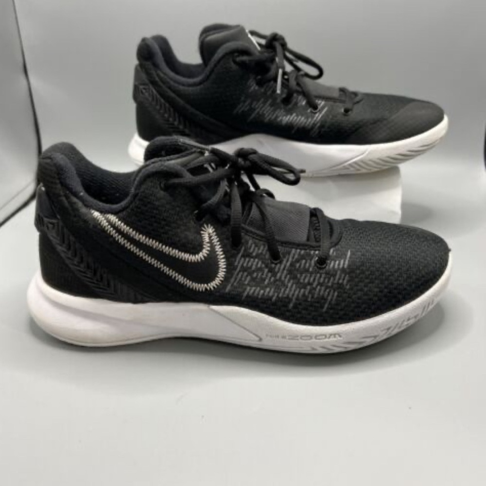 Kyrie flytrap black basketball running shoes men’s Size 9.5